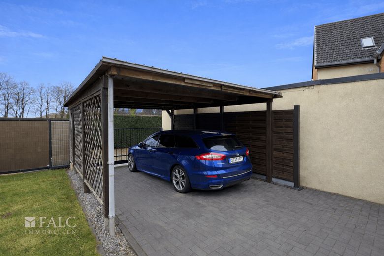 ***Großzügiges Wohnen auf drei Etagen mit Kamin, Balkon und separater Einliegerwohnung*** – Carport