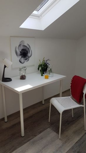 Helle, kernsanierte 3 Zi. Whg, WG geeignet – Minibüro neben gr. Zimmer