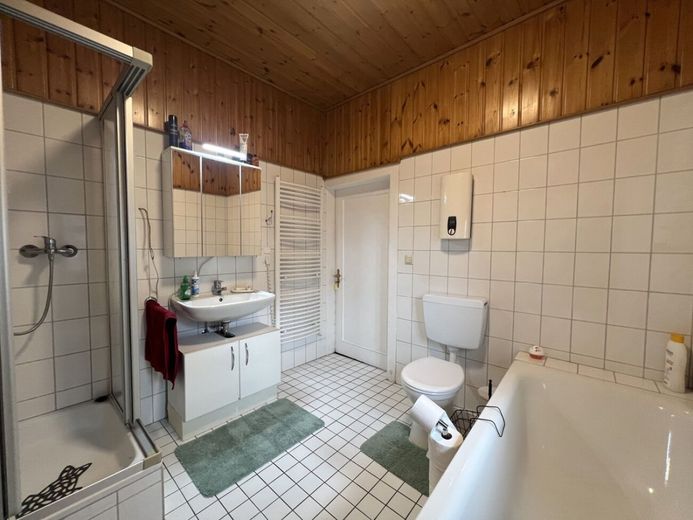 Historische Architektur mit Raum für Visionen – Dusche und Badewanne