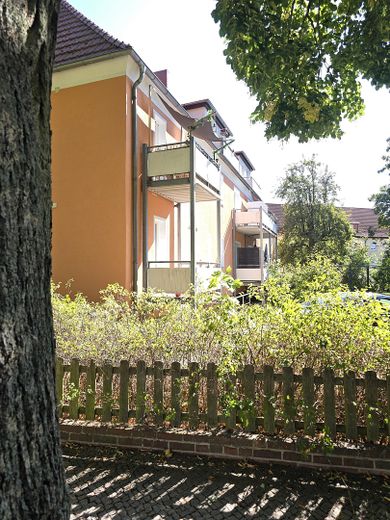 Edificio plurifamiliare con 10 unità abitative nel quartiere delle ville di Stendal – Blick vom Fußweg Freiherr-v. S