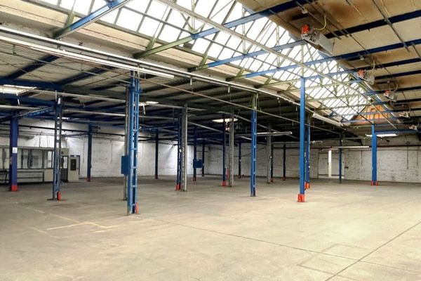 Kiracıya özel, tasarlanabilir üretim veya depo salonu, ofisler, açık alan ve otoparklarla!