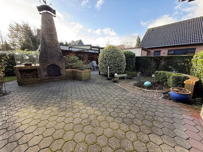 Einfamilienhaus mit großem Garten, Garage - Einliegerwohnung im Dachgeschoss – Hauptterrasse mit Kamin