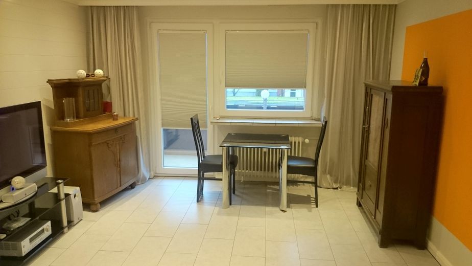 Helle 1-Zimmer-Wohnung mit Balkon zur Kapitalanlage – Wohnzimmer