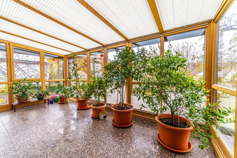 Zweifamilienhaus in Massivbau mit großem Garten in ruhiger Lage – EG Wintergarten