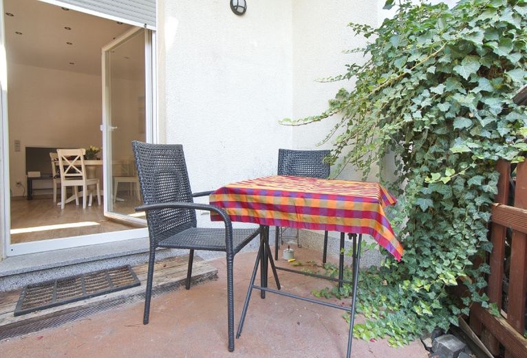 Gemütliche Wohnung in ruhiger Seitenstraße, mit Gartenterrasse, komplett möbliert, in direkter Nähe zur U 35 Haltestelle Feldsieperstraße – b9474479f717e23f3f426a1e2ed39d46acedaa34.jpg