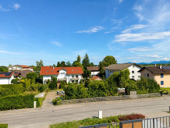 Neuwertiges Reihenendhaus mit modernem Wohnkomfort – Blick vom DG zur Ostseite