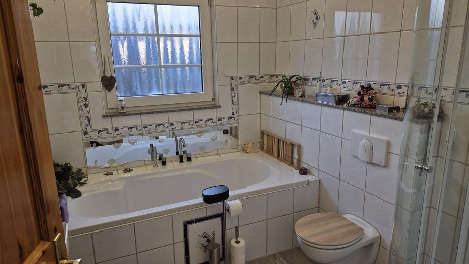 Charmantes Einfamilienhaus in ruhiger zentraler Lage – Bad4