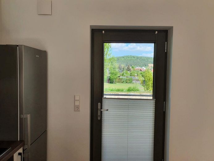 Sehr schöne 2-Zimmer-Wohnung mit Balkon im Herzen von Hofgeismar – Eingangstür mit Westbergblick