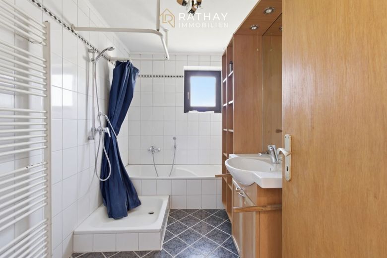 Charmanter Bungalow auf tollem Grundstück in Langquaid - viel Potenzial für Ihre Wohnideen – Bad