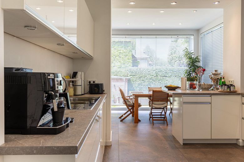 Hochwertiges Einfamilienhaus, 228 Wohnfl., 3 Etg., 5 Schlz., Terrasse, 2 Balkone, 3 Bäder & Sauna – फोटो 4