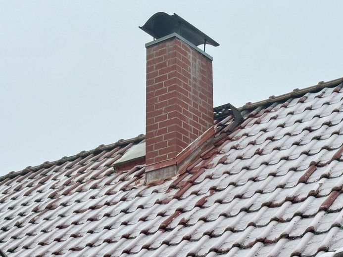 HORN IMMOBILIEN ++ freistehendes Einfamilienhaus in Pasenow bei Woldegk – Schornsteiger
