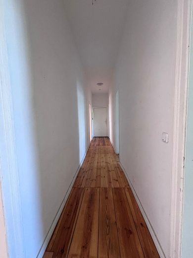 Provisyon yok. Neukölln'ün kalbinde ışıkla dolu ve geniş eski bina dairesi – Flur