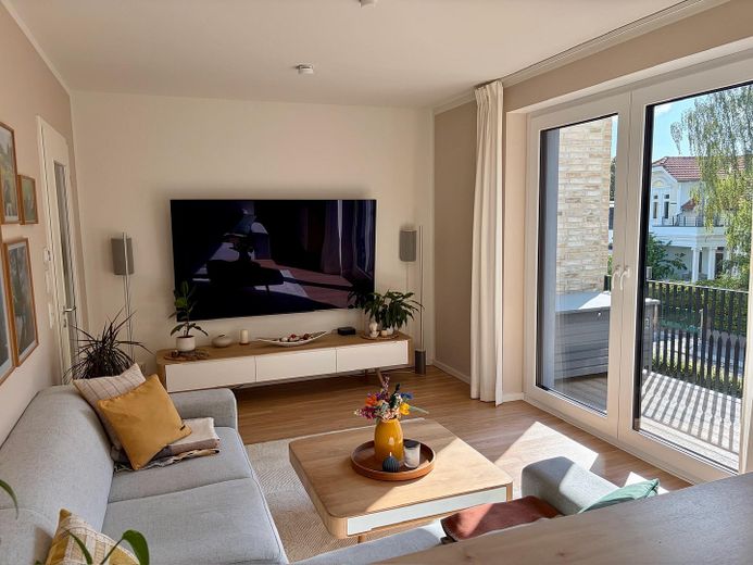 Sin comisión: Moderno apartamento de 4 habitaciones con balcón orientado al oeste y plaza de garaje subterránea con posibilidad de carga – Wohnzimmer