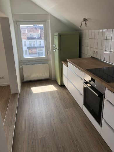 Erstbezug nach Komplettsanierung; schöne DG-Whg. mit EBK in energetisch saniertem Haus – Küche