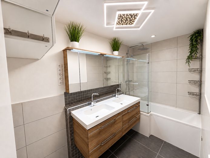Wohnen mit Weitblick über Aalen | Modernisierte 3,5-Zimmer-Wohnung mit großem Westbalkon und Aufzug – Badezimmer mit Regendusche