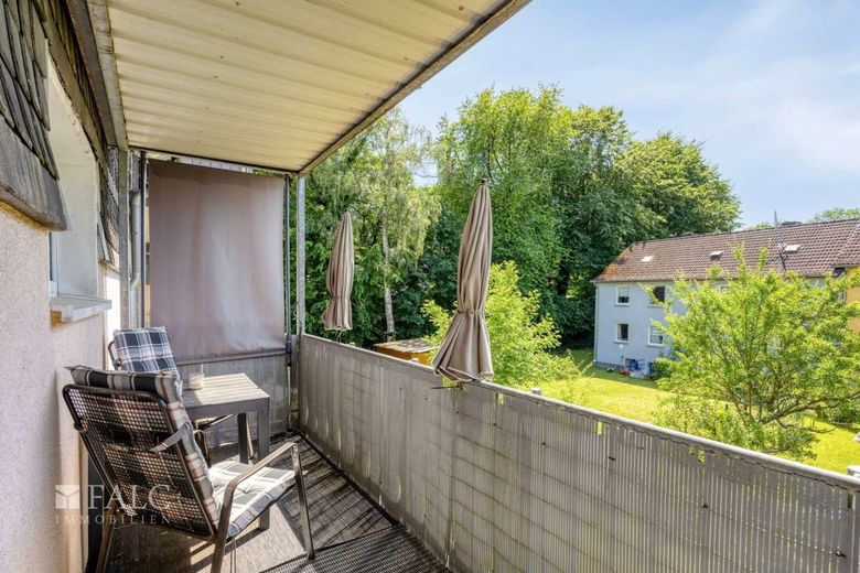 Kapitalanlage mit Substanz, Rendite und Zukunftssicherheit in Bergisch Gladbach - Hand – Balkon WE 1_OG