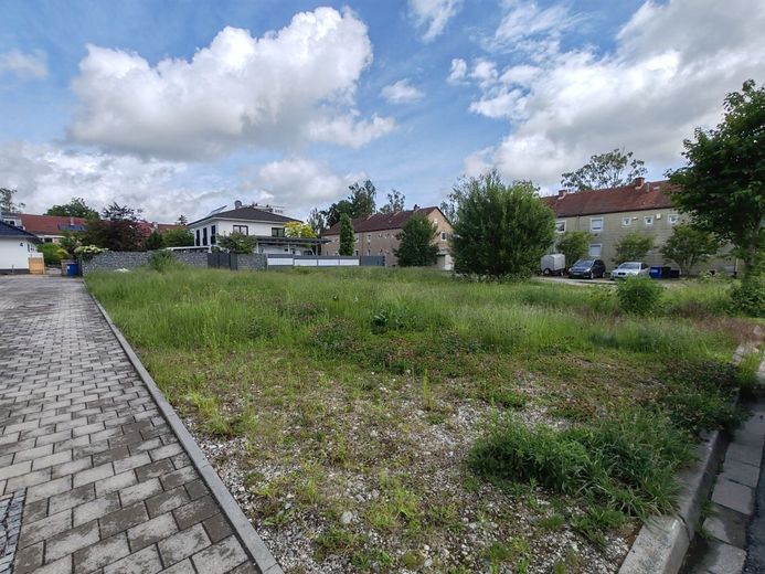 Großzügiges Baugrundstück im Herzen von Waldkraiburg – Ansicht Ecke links