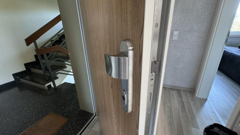 Einfach einziehen: Top-Sanierte Eigentumswohnung in Alt-Vinnhorst – Wohnungseingangstür RC2