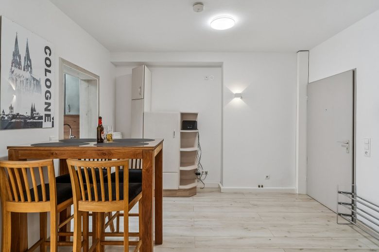 Villa Cologne - Investitionschance in zentraler Lage von 53340 Meckenheim bei Köln/Bonn – Fe-Wo 1 Essbereich und Flur