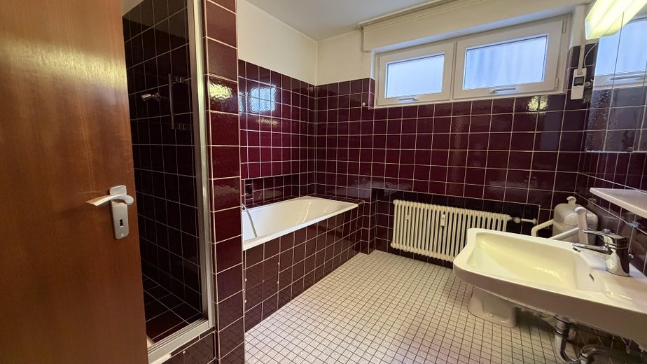 Gepflegtes Zweifamilienhaus auf Erbpacht mit Potenzial in Datteln! – Hauptbad EG