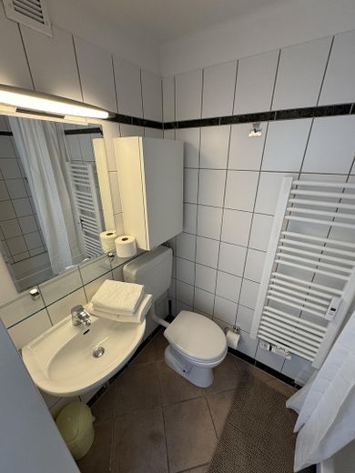 Schicke Single-Wohnung in Düsseldorfer Altstadt in Rheinnähe -Ohne Provision- – Badezimmer