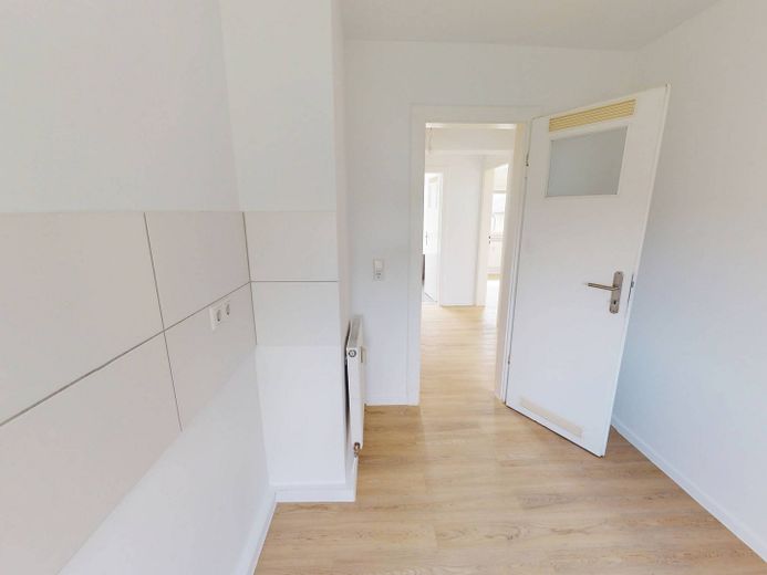 Uw vakantiegeld – 2 netto koude huren cadeau! Groot 3-kamerappartement met BALKON en op loopafstand van de Main-oever – Ansicht II: Küche