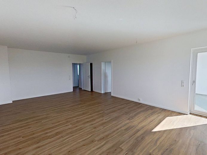 Große 2-Zi.-Whg. mit BALKON und viel Lichteinfall – Ansicht III: Wohn- und Esszim…