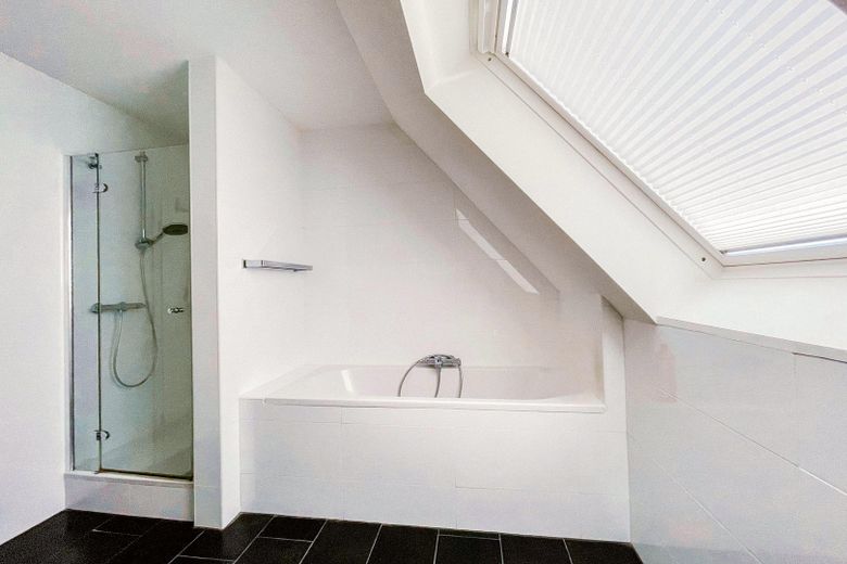 Senza commissioni! Casa bifamiliare sfalsata su più livelli, personalizzata, con garage doppio e vista panoramica! – Bad mit Badewanne und Dusche