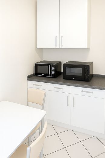 Exklusive 3-Zimmer-Penthousewohnung mit 36 m² Dachterrasse und zwei Stellplätzen – Küche (2)
