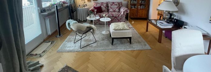 شقة جميلة من 3 غرف مع مطبخ مجهز وباركيه وشرفة، في موقع قريب من وسط مدينة كوبورغ – Wohnzimmer