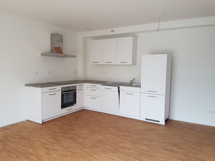 2 ZKB mit Balkon, Einbauküche, Keller, Tiefgarage – Küche im Eß- und Wohnzimmer
