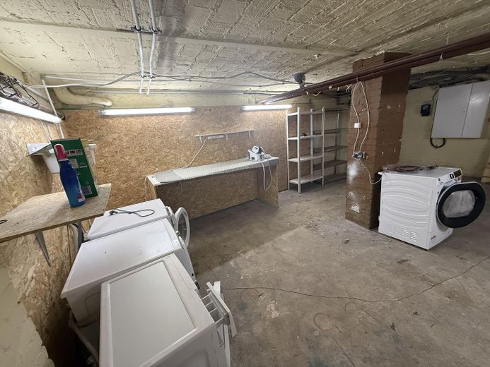 100 m² Lagerfläche | Strom, Wasser, WC | Bayerischer Platz | auch teilbar – Raum 1 - 30qm