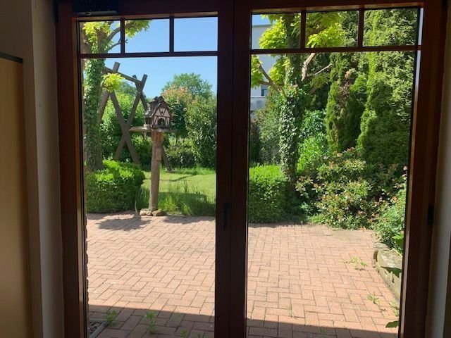 Provisionsfrei! Traumhaft schönes EFH mit separatem Büro-/Gästebereich - sofort frei! – Blick aus der Küche in den Garten