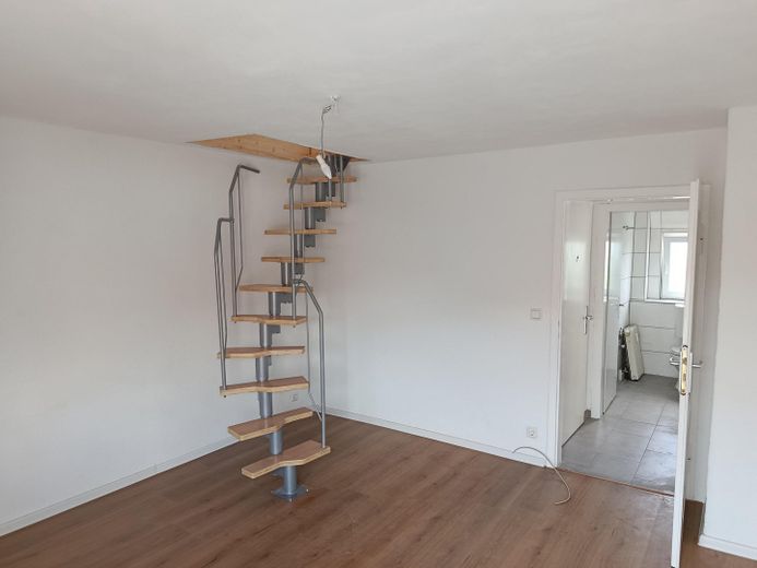 Komplett renovierte 3 Zimmer DG-Maisonette Wohnung in Holzgerlingen – Wohnzimmer