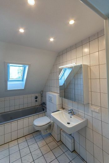 Helle 4-Zimmer Wohnung mit Einbauküche in zentraler Lage – Badezimmer 