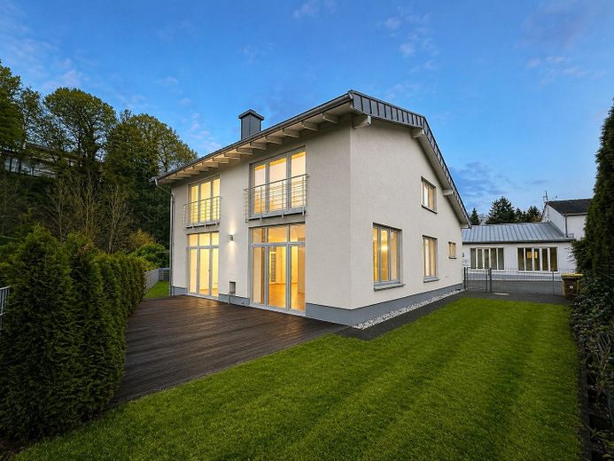 Modernes Wohnhaus mit separater Gewerbeeinheit in ruhiger Citylage –  Wohnhaus Abendstimmung