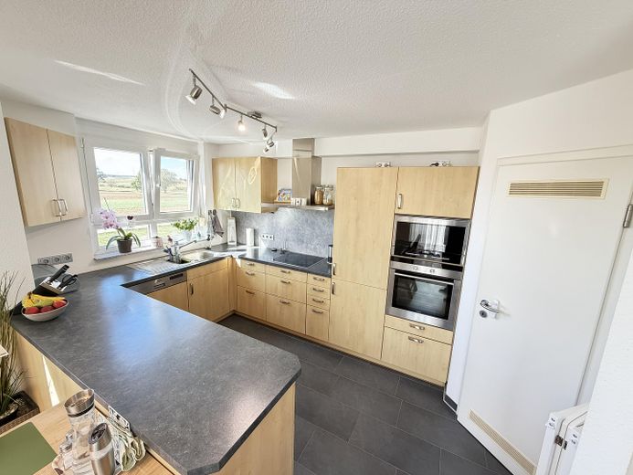 Maisonette mit Weitblick – 2 Balkone, Studio & Tiefgarage am ruhigen Ortsrand (provisionsfrei) – Küche und Abstellraum