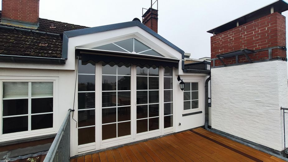 (provisions- u. bezugsfrei) Traumhafte, renovierte 4 Zimmer-Wohnung mit großer Dachterrasse – Terrasse