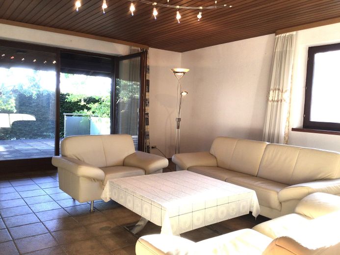 Provisionsfrei! Großes Einfamilienhaus zur Eigennutzung mit Vermietungspotential nahe Ammersee – Wohnzimmer zur Terrasse 