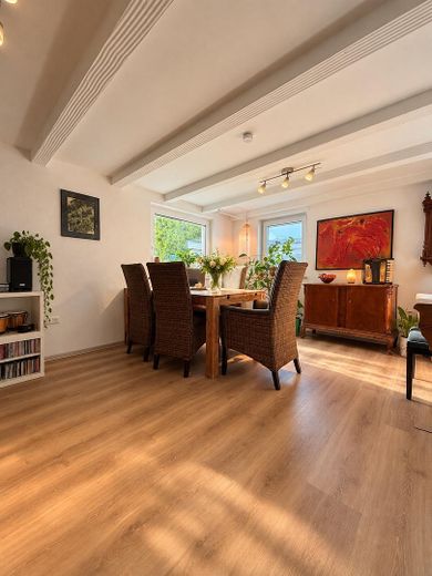 Fully renovated family home with a stunning conservatory, photovoltaic system, heat pump & large outbuilding – Wohnzimmer EG c