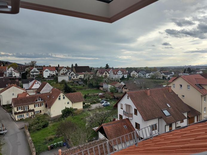 Helle Wohnung mit Teilklimatisierung im Herzen von Lützelsachsen – Aussicht Dachboden