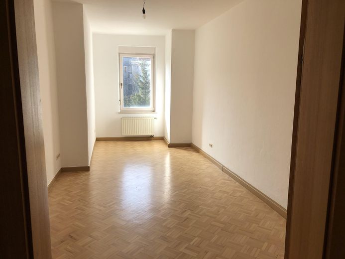 Neuwertige Wohnung mit vier Zimmern, Vollbad und EBK, Traumterrasse in Freiberg – Bad - Schlafzimmer