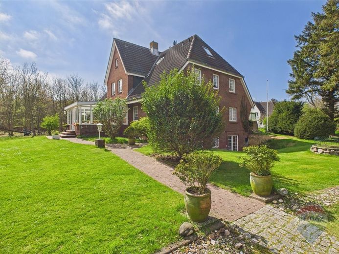 Großzügiges Einfamilienhaus mit Ferienvermietungspotenzial auf 9.640 m² Grundstück in Utersum auf Föhr – Gebäude