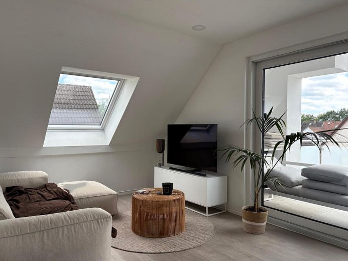 Moderne 4-Zimmer-Dachgeschosswohnung mit Loggia, TG-Stellplatz & Wallbox – Energieklasse A+ – gemütliches Wohnen