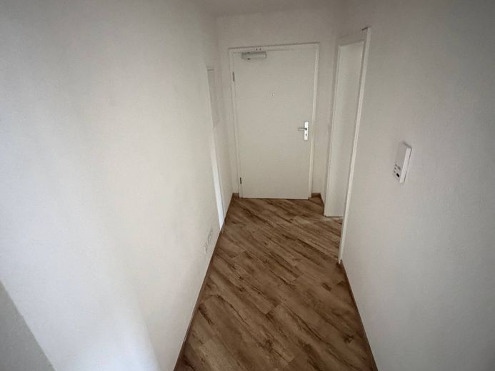 Lechbruck am See devletçe tanınan doğal dinlenme beldesinde geniş BALKONLU modern 2 odalı daire – Flur