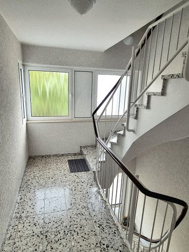 شقة من 3.5 غرف مع شرفة كبيرة في موقع هادئ في هنتروب – Treppenhaus