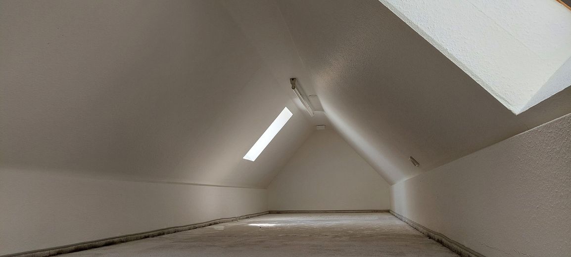 Bellissimo appartamento luminoso mansardato con finiture di pregio – Dachboden Ausgebaut