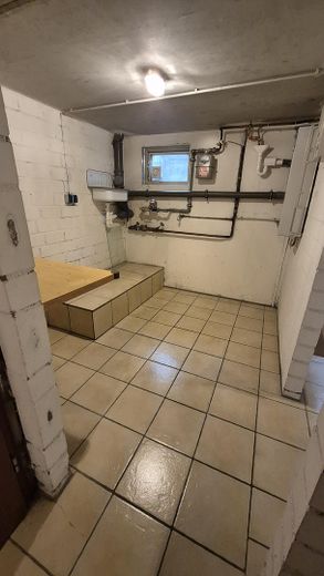 Casa a schiera di testa ben tenuta con giardino recintato e posto auto coperto – Wäsche Keller