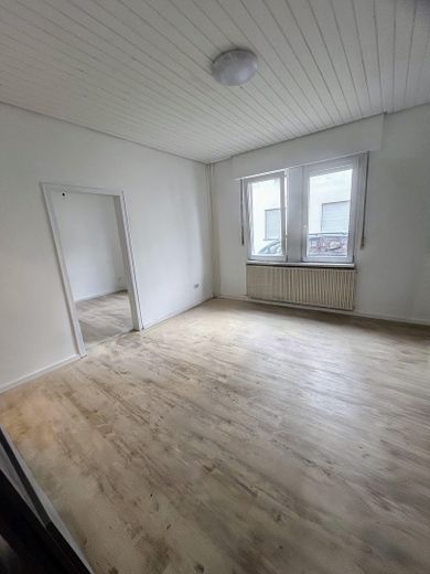 Frisch saniertes Haus mit hervorragender Verkehrsanbindung – Wohnzimmer
