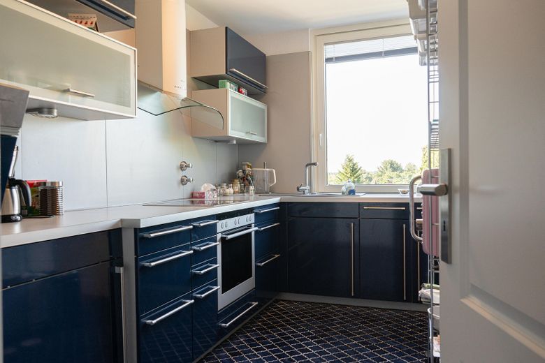 Sin comisión, venta directa del propietario: luminoso apartamento de 4,5 habitaciones con terraza cerca del lago Unterbacher See – Küche